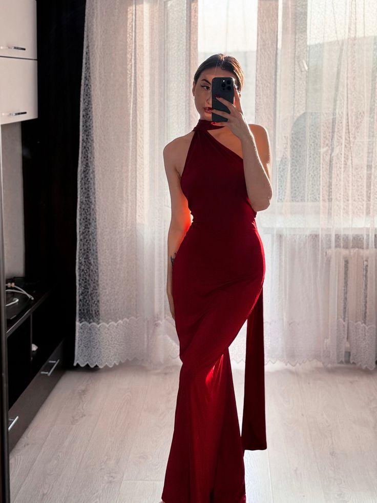 Robe de bal longue bordeaux à col halter et épaule asymétrique, style sirène unique - Inspiration pour tenues de soirée AB1378