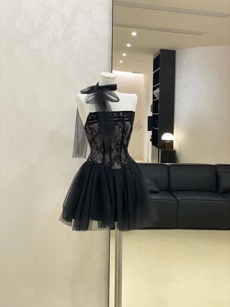 Glamouröses A-Linie Trägerloses Tüll Spitzen Schwarzes Kurzes Mini Homecoming Kleid Semi Formal Abschlussfeier Hoco Outfits RB4627