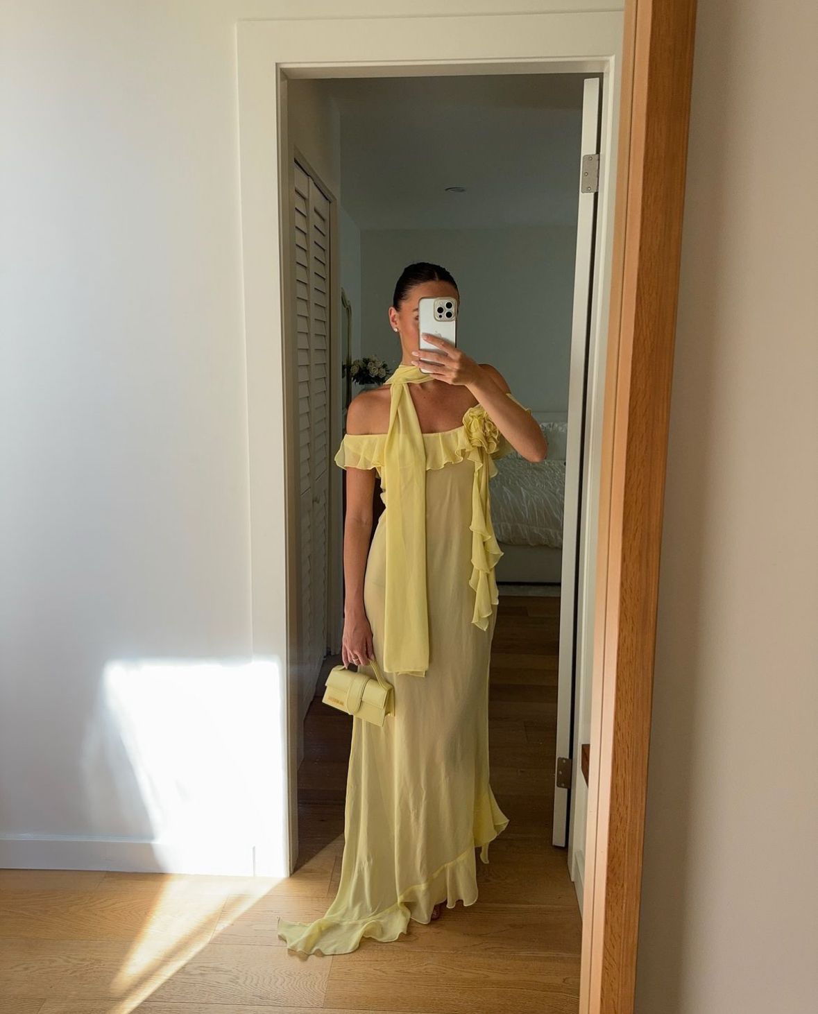 Einfaches, schulterfreies A-Linien-Abendkleid mit Schal, gelber Chiffon, ärmellos, ideal für Urlaub, Hochzeit oder als Gästekleid (N257)