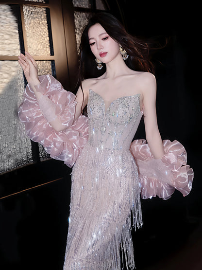 Robe de bal rose sans manches, fourreau pailleté et sans bretelles, ornée de pompons et de perles. Inspiration pour une tenue de soirée longue ou d'anniversaire (AB2214).