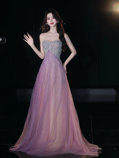 Robe de bal lilas sans manches en tulle à paillettes et décolleté cœur, coupe trapèze, ornée de sequins et de paillettes. Inspiration pour tenues de soirée et d'anniversaire (AB2213).