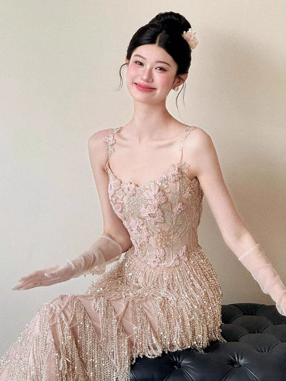 Robe de bal rose sans manches à paillettes, coupe trapèze, bretelles spaghetti, pompons et perles : inspiration pour une longue soirée ou un 18e anniversaire (AB2217)