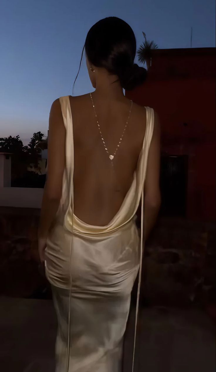 Robe de bal longue en satin dos nu, col bénitier, AB1916