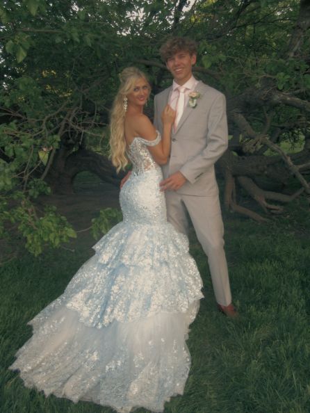 Robe de soirée longue sirène en tulle bleu à épaules dénudées et applications de dentelle superposées, N600