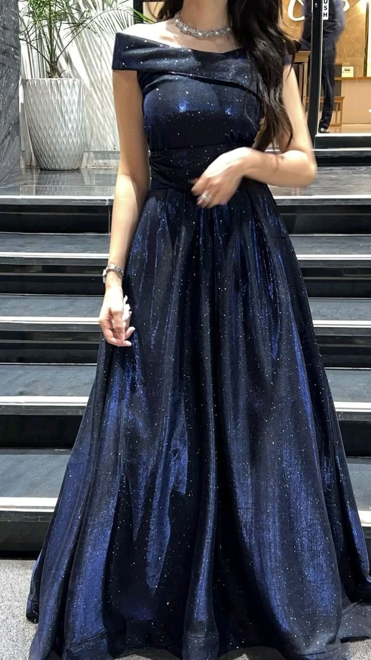 Robe de bal bleu marine foncé coupe trapèze, épaules dénudées, longue traîne - Inspiration robe de bal AB1033