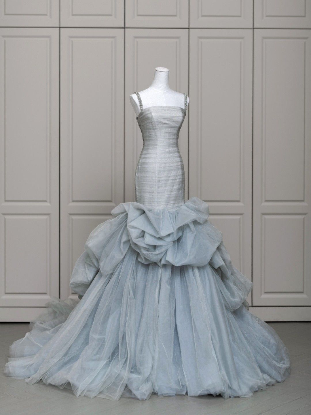 Elegantes Meerjungfrauen-Trägerkleid aus hellblauem Tüll mit Falten für Damen – langes, formelles Abendkleid, Ballkleid oder Outfit zum 22. Geburtstag AB1387