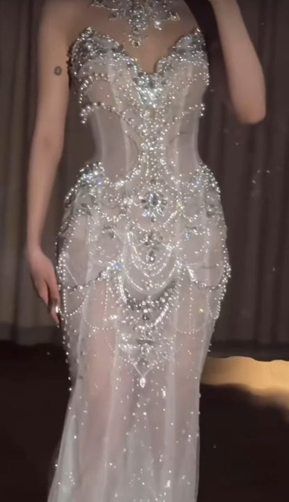 Glitzerndes Meerjungfrauen-Abendkleid mit hohem Kragen, weiß-silbernen Perlen und Schleppe, inspiriert von eleganten Abendkleidern für Damen, formelles Partykleid AB1287