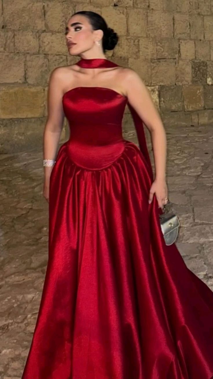 Robe de bal longue bordeaux en satin satiné, bustier, coupe trapèze, inspiration pour tenue de soirée AB1388