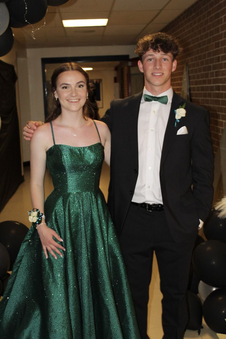 Robe de bal élégante à fines bretelles, vert foncé, idéale pour une soirée formelle ou une remise de diplômes (N1137)