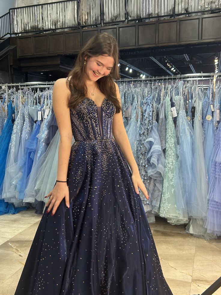 Elegantes, rückenfreies, langes Party- und Ballkleid in A-Linie aus marineblauem Satin mit Spaghettiträgern und Perlenstickerei (AB1611)