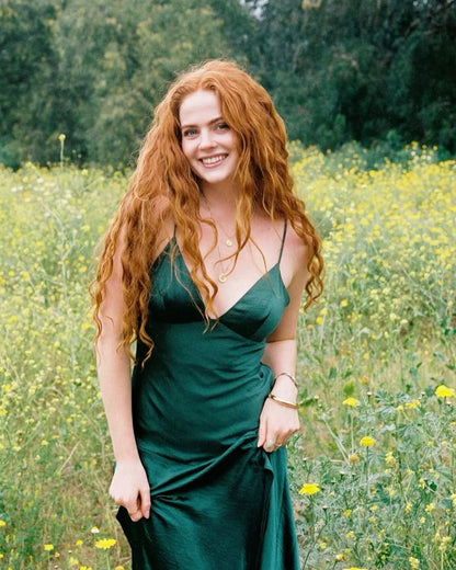 Robe de bal fourreau simple à fines bretelles en satin soyeux vert foncé, longueur thé. Tenue idéale pour un 19e anniversaire. Robe de soirée N244
