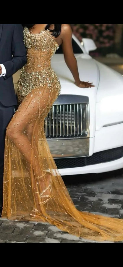 Goldenes schulterfreies Ballkleid mit herzförmigem Ausschnitt, silbernen Schmucksteinen und bodenlangem Schnitt, N800