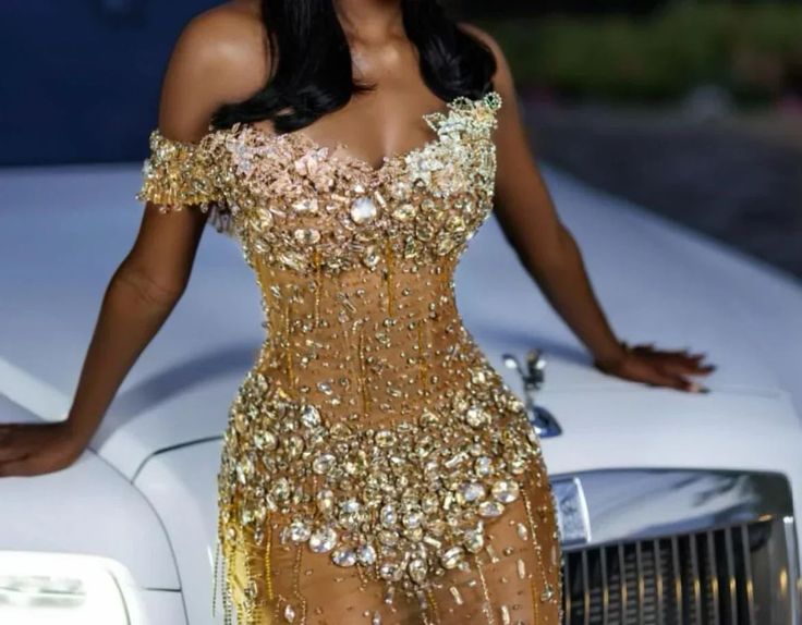 Goldenes schulterfreies Ballkleid mit herzförmigem Ausschnitt, silbernen Schmucksteinen und bodenlangem Schnitt, N800