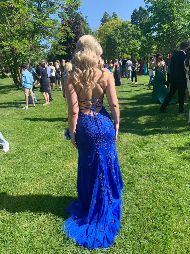Funkelndes, trägerloses, königsblaues Meerjungfrauen-Abendkleid aus Spitze mit Applikationen, AB739
