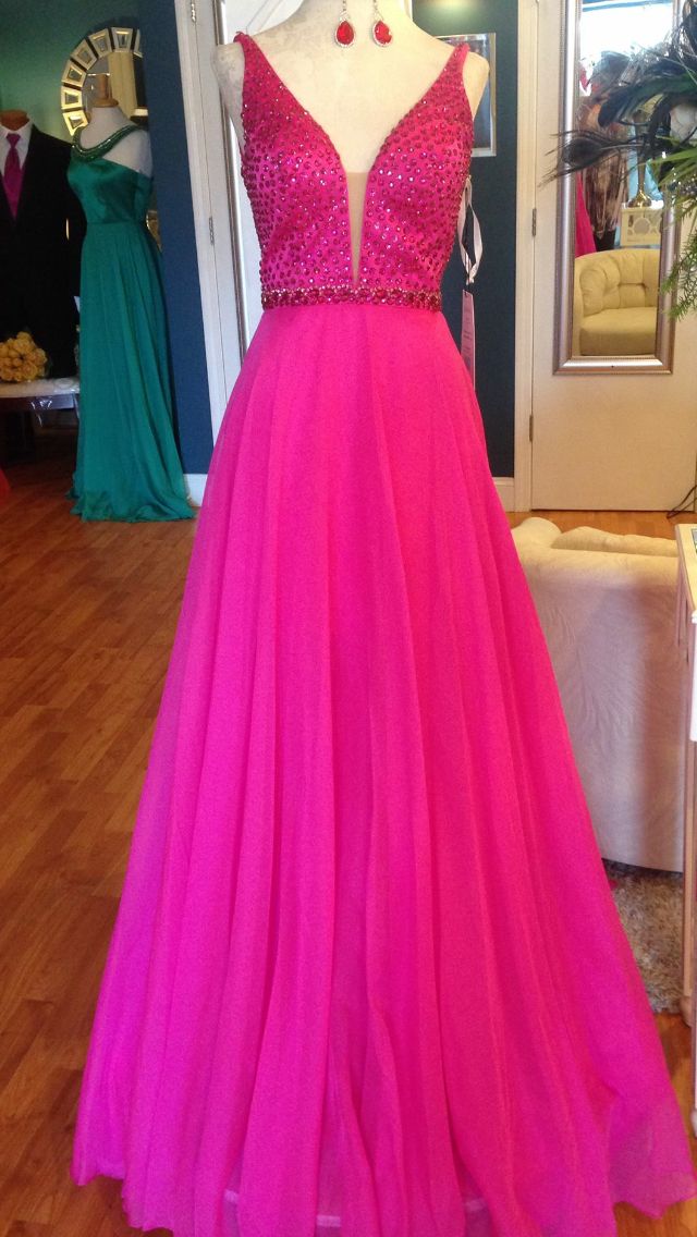 Robe de bal longue rose fuchsia en tulle, coupe trapèze, col en V, inspiration tenue de soirée AB832