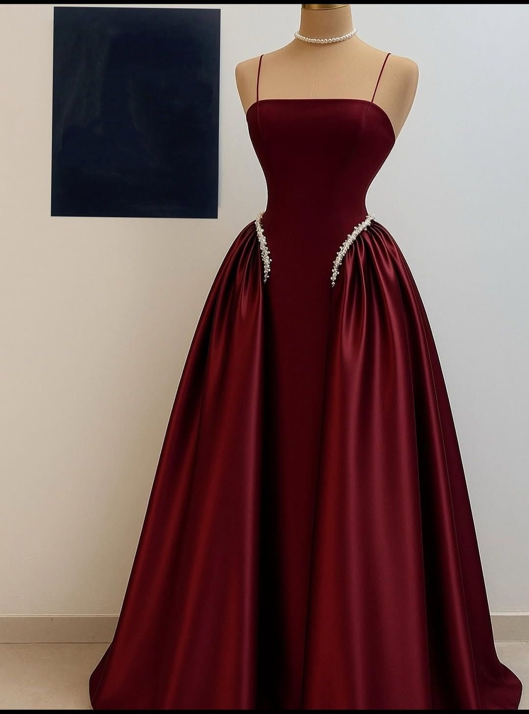 Robe de soirée longue bordeaux à fines bretelles et perles, coupe trapèze, idéale pour un bal de promo ou un 22e anniversaire (AB1398).