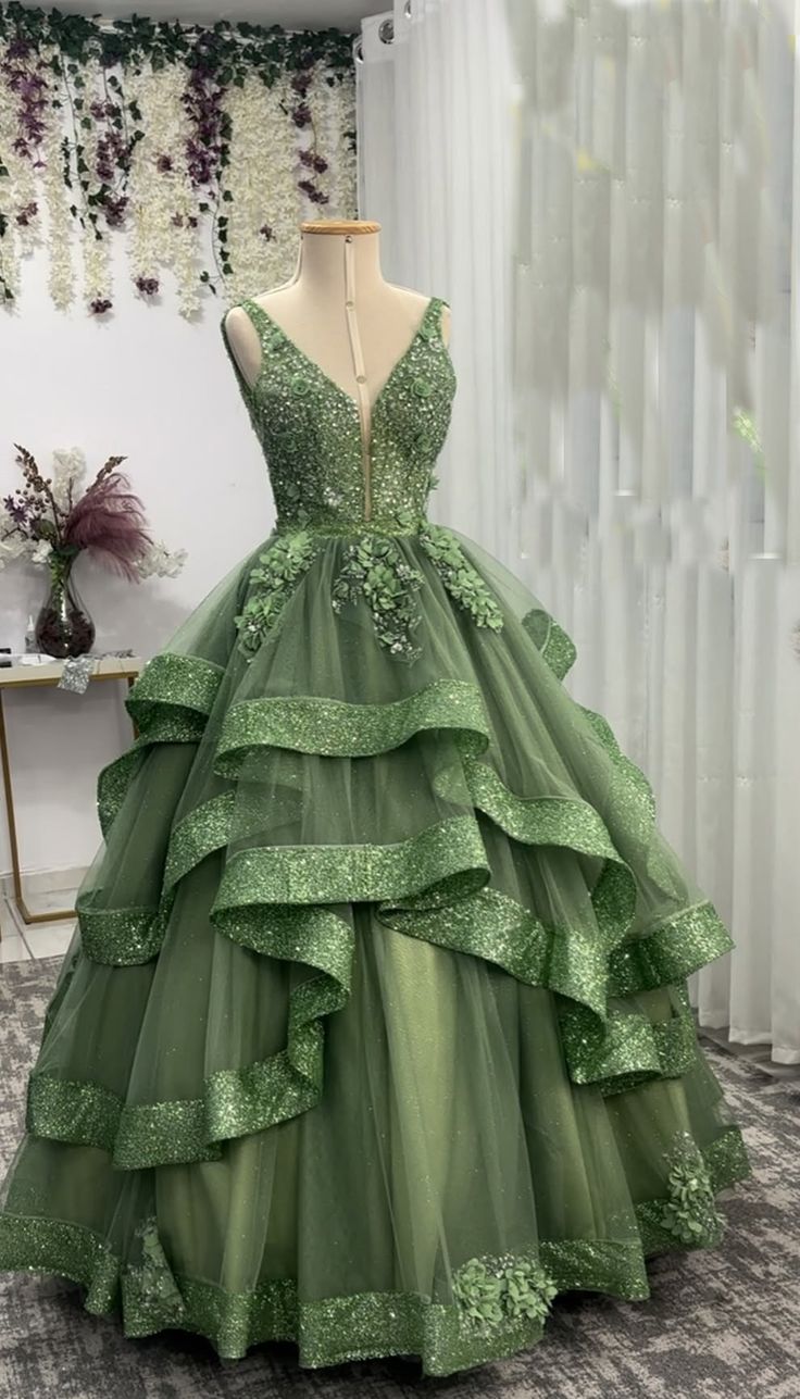 Einzigartiges Ballkleid mit V-Ausschnitt aus grünem Tüll und mehrlagiger Spitze, langes Abendkleid, ideal für Abschlussball, Quinceañera, Sweet 15, 16 oder Geburtstag, AB1156