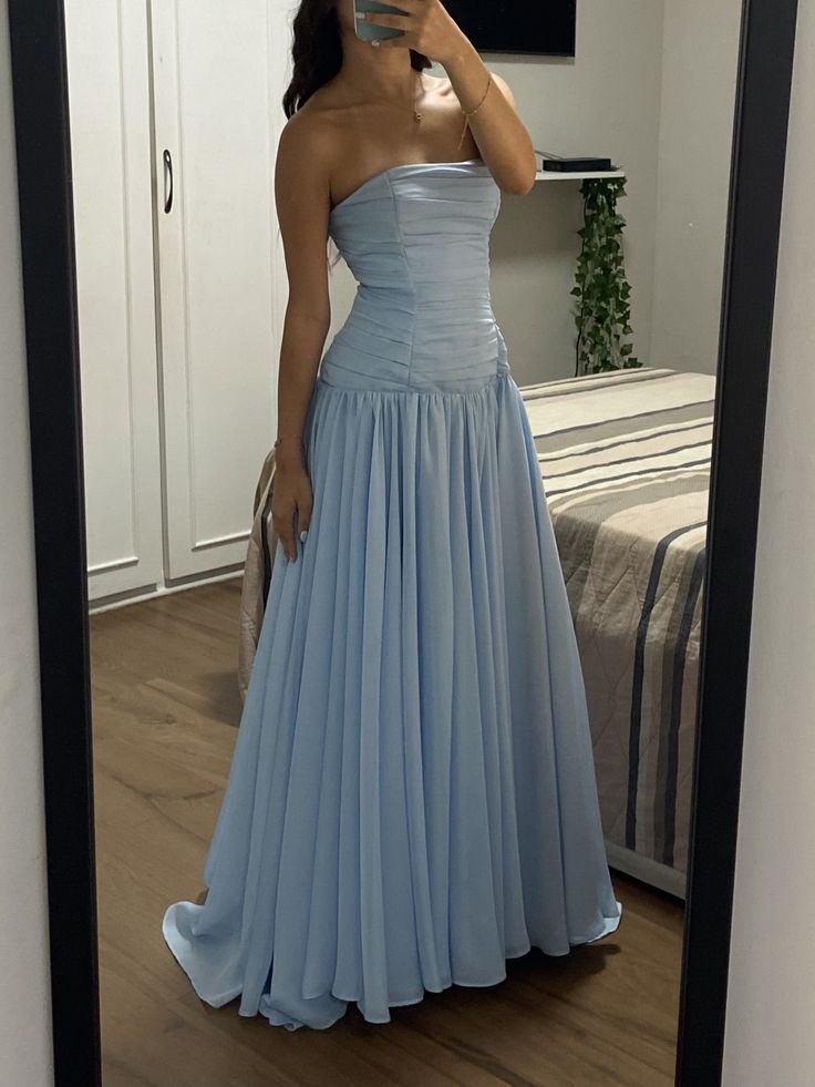 Robe de soirée longue bleu satinée, coupe trapèze, sans bretelles, élégante, idéale pour un bal de fin d'année ou un mariage (N895)