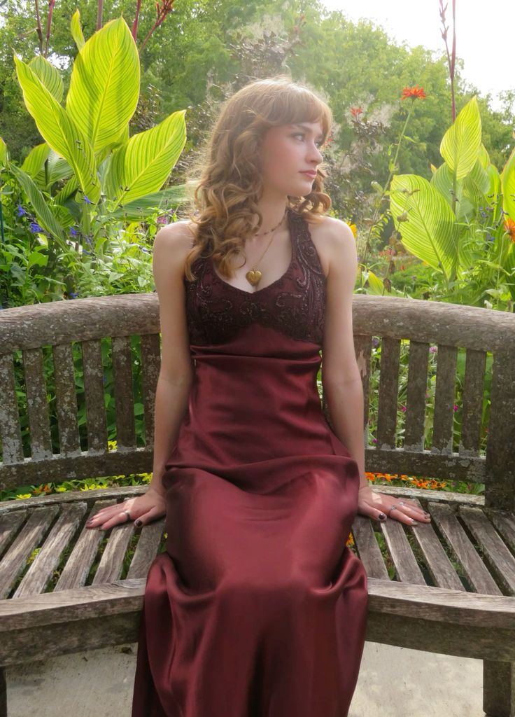 Vintage Meerjungfrauen-Abendkleid mit Neckholder, Perlenbesatz, ärmellos, weinrot, burgunderfarben, langes Satin-Abendkleid, Inspiration für das Abendkleid AB1048