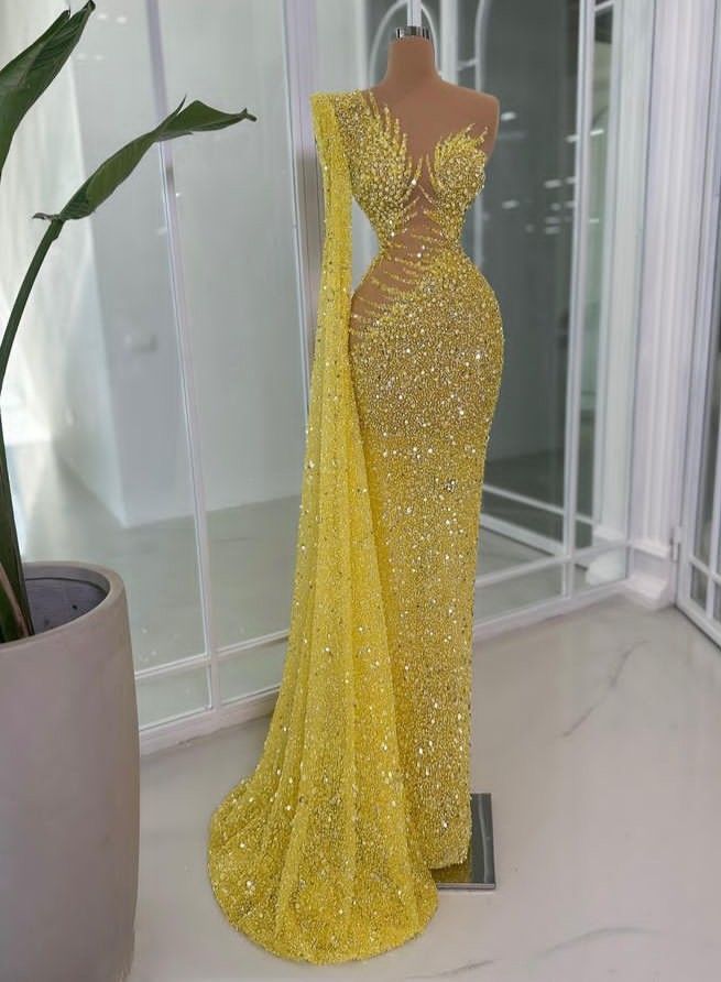 Glitzerndes Meerjungfrauen-Abendkleid mit Pailletten, gelb, einseitig schulterfrei, mit Perlen und Strasssteinen besetzt – ein elegantes Abendkleid für Partys und festliche Anlässe zum 21. Geburtstag (AB833).