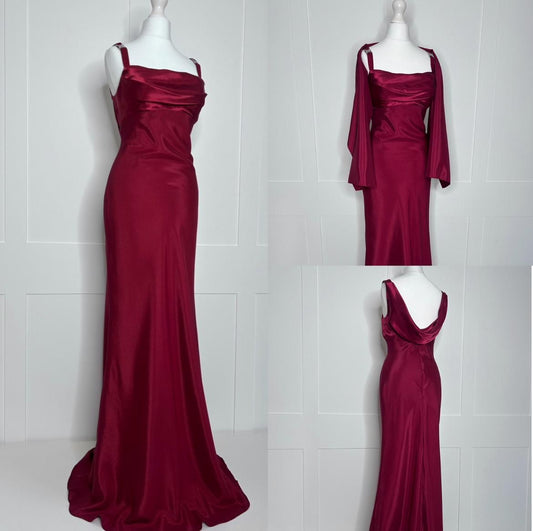 Schlichtes Meerjungfrau-Kleid mit Trägern in Weinrot Satin mit Umhang Ärmelloses langes Abendkleid Ballkleid zum 18. Geburtstag N2417