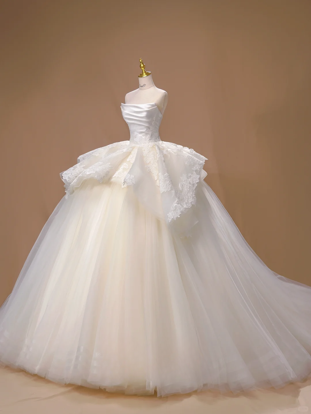 Prinzessin Ballkleid Trägerlos Satin Ärmellos Langes Brautkleid Schöne Formale Süße Brautkleider DH2805