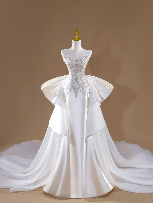 Robe de mariée sirène de rêve en satin blanc argenté avec appliques et décolleté en cœur. Belles robes de mariée formelles DH2820