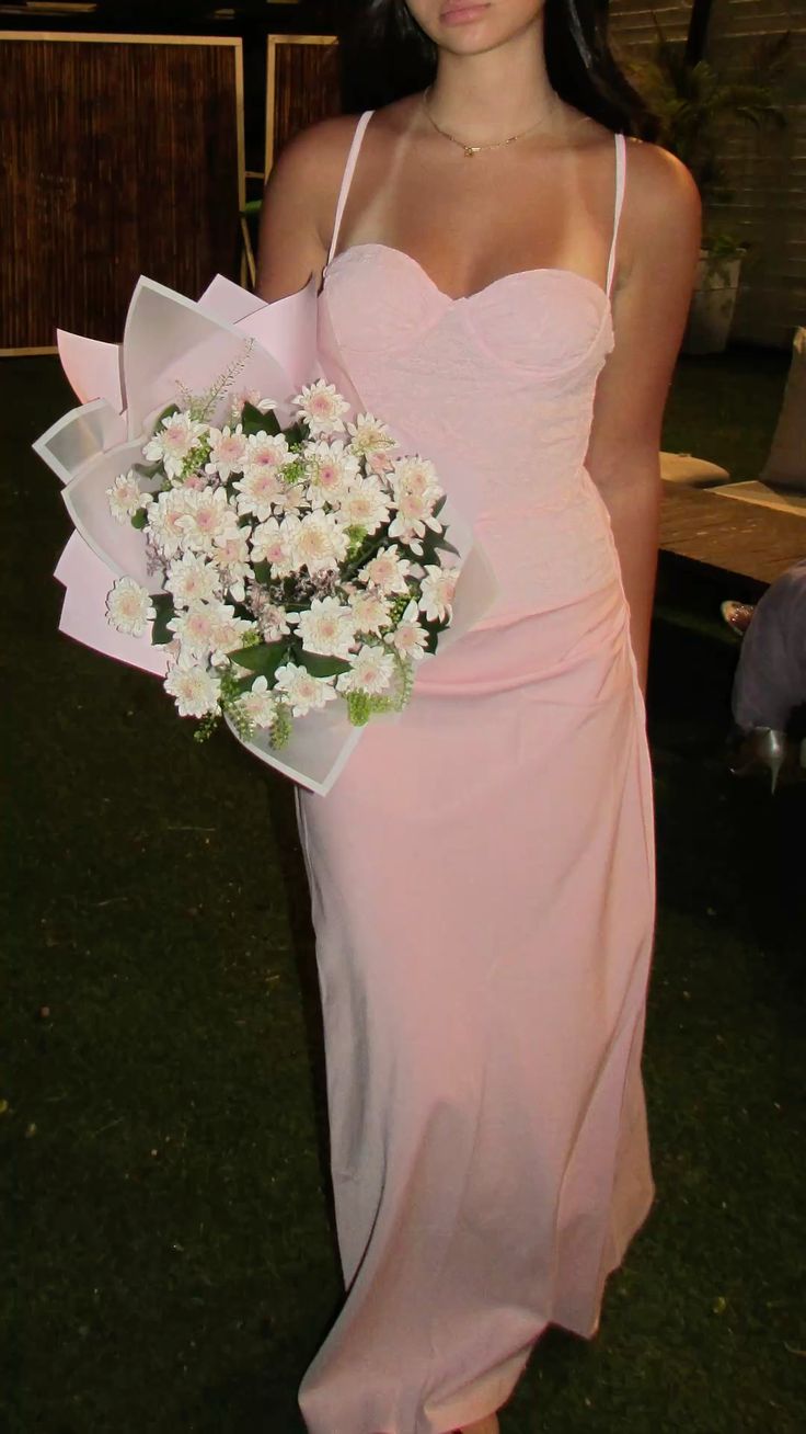 Robe longue rose simple coupe trapèze à fines bretelles en mousseline pour l'été, la plage, le jardin, inspiration, tenue d'invitée de mariage N2477