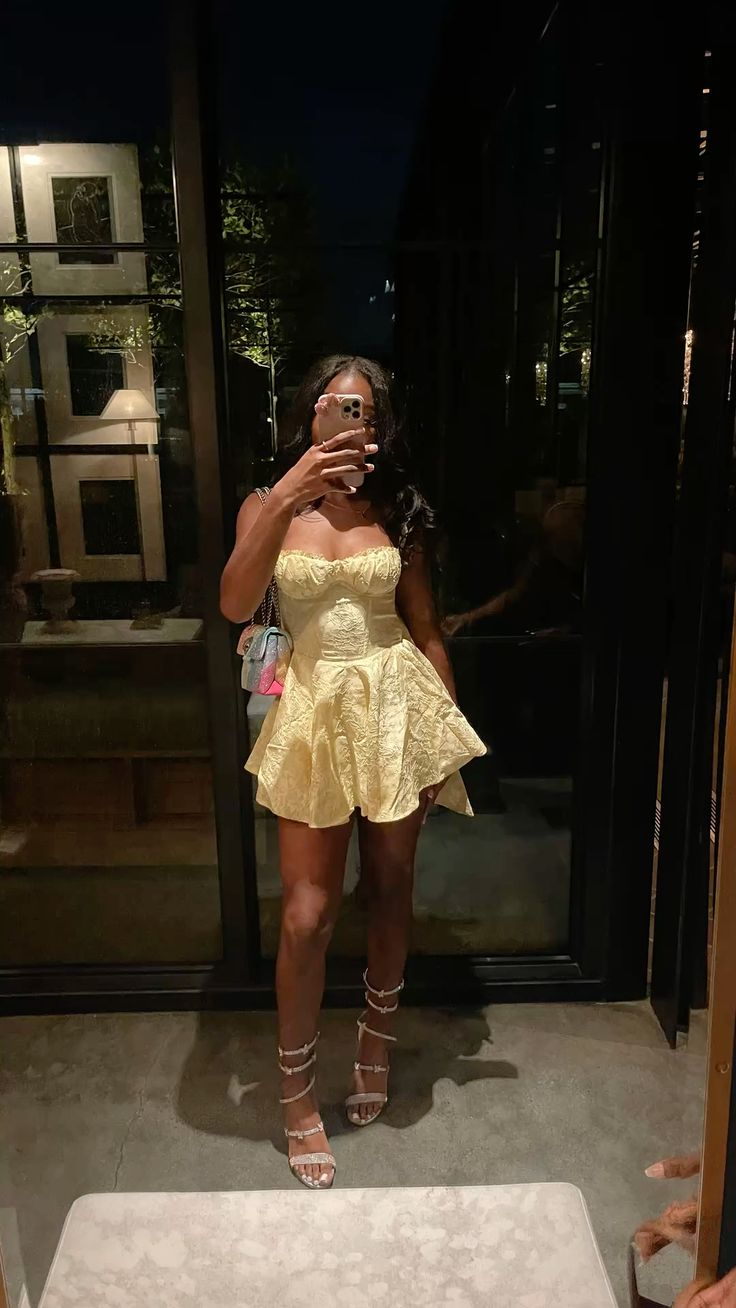 Elegantes, gelbes A-Linien-Spaghettiträger-Satinkleid für schwarze Mädchen und Teenager mit Schleife, Party, kurz, Mini, für den 19. Geburtstag, Hoco-Outfit RB3787