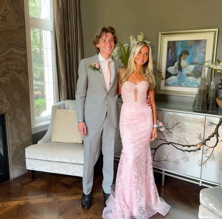 Robe de bal longue trompette à décolleté en cœur et application de dentelle - Inspiration pour une tenue de soirée N248