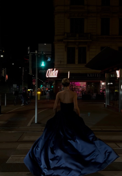 Sexy A-Linien-Abendkleid aus marineblauem Satin, trägerlos, mit Handschuhen, Partykleid AB1075