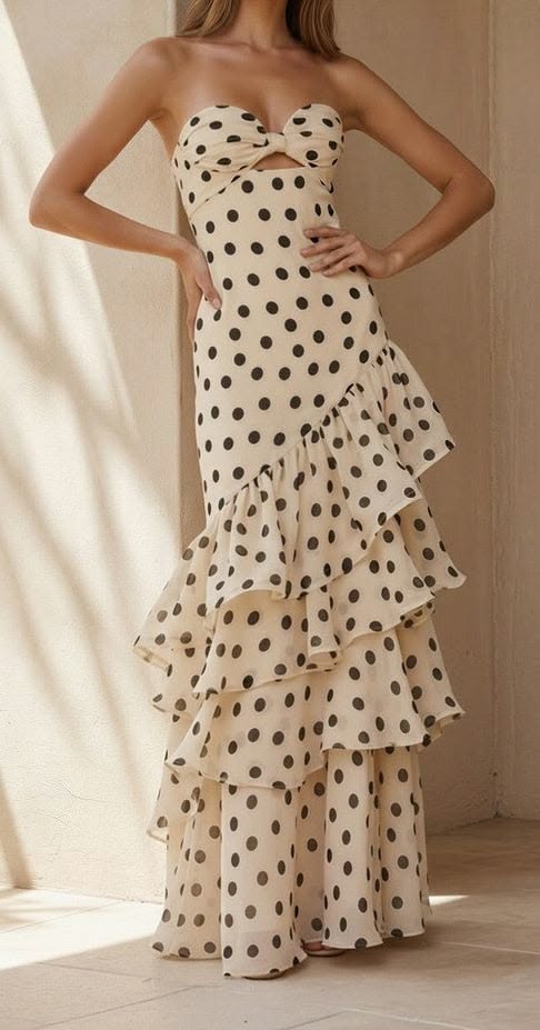Robe de bal en mousseline noire à pois, décolleté en cœur, plissée et à volants, référence N592