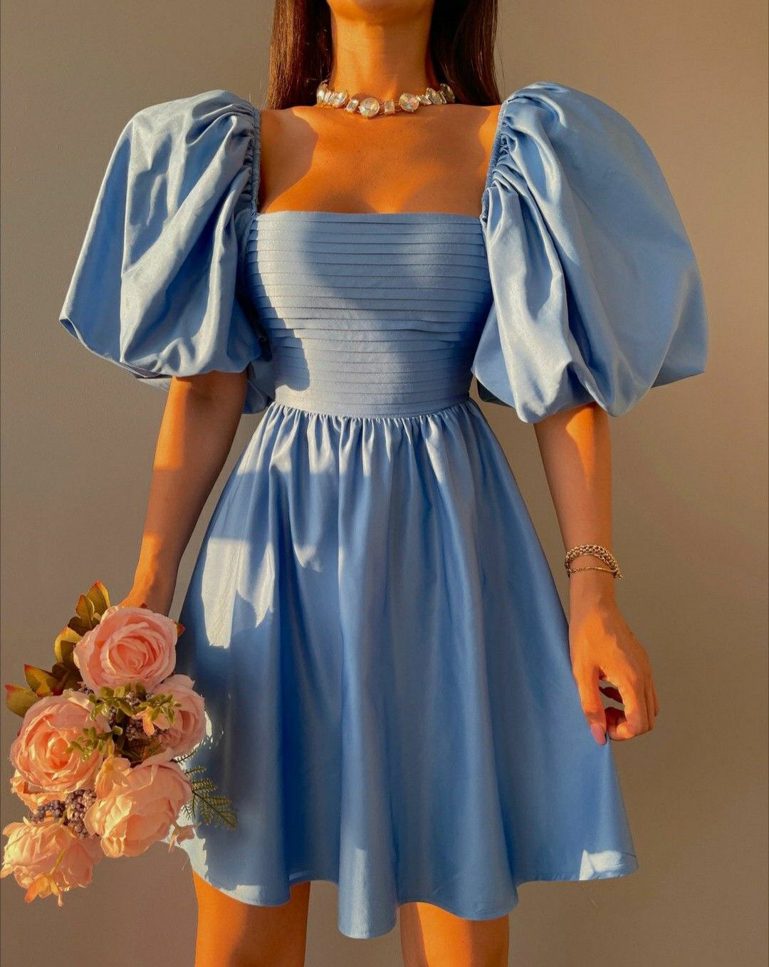 Jolie robe de bal carrée en satin bleu avec demi-manches courtes mini robes de rentrée robe de graduation N2437