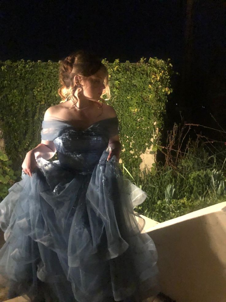 Einzigartiges schulterfreies Ballkleid aus grauem Tüll mit Spitze – Inspiration für formelle Abendgarderobe AB1408