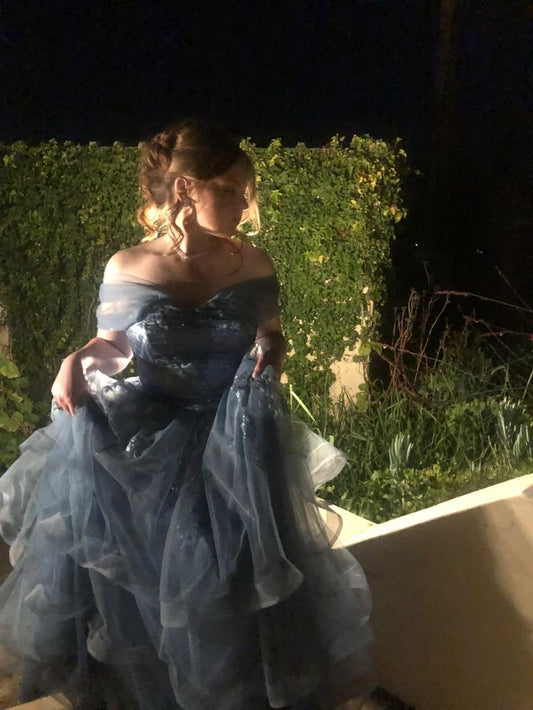Einzigartiges schulterfreies Ballkleid aus grauem Tüll mit Spitze – Inspiration für formelle Abendgarderobe AB1408