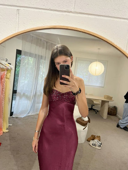 Sexy Meerjungfrauen-Neckholderkleid in Burgunderrot mit Perlenstickerei – Inspirierendes langes Abendkleid für festliche Anlässe AB1745