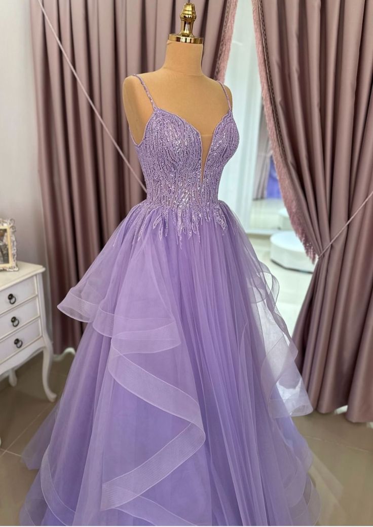 Robe de bal longue lilas à fines bretelles et paillettes, ornée d'appliqués, idéale pour les soirées de fin d'année scolaire (N042)