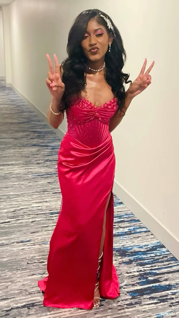 Funkelndes, pinkfarbenes Meerjungfrauen-Abendkleid mit plissiertem Schlitz am Oberteil und Herzausschnitt für schwarze Mädchen (N639)