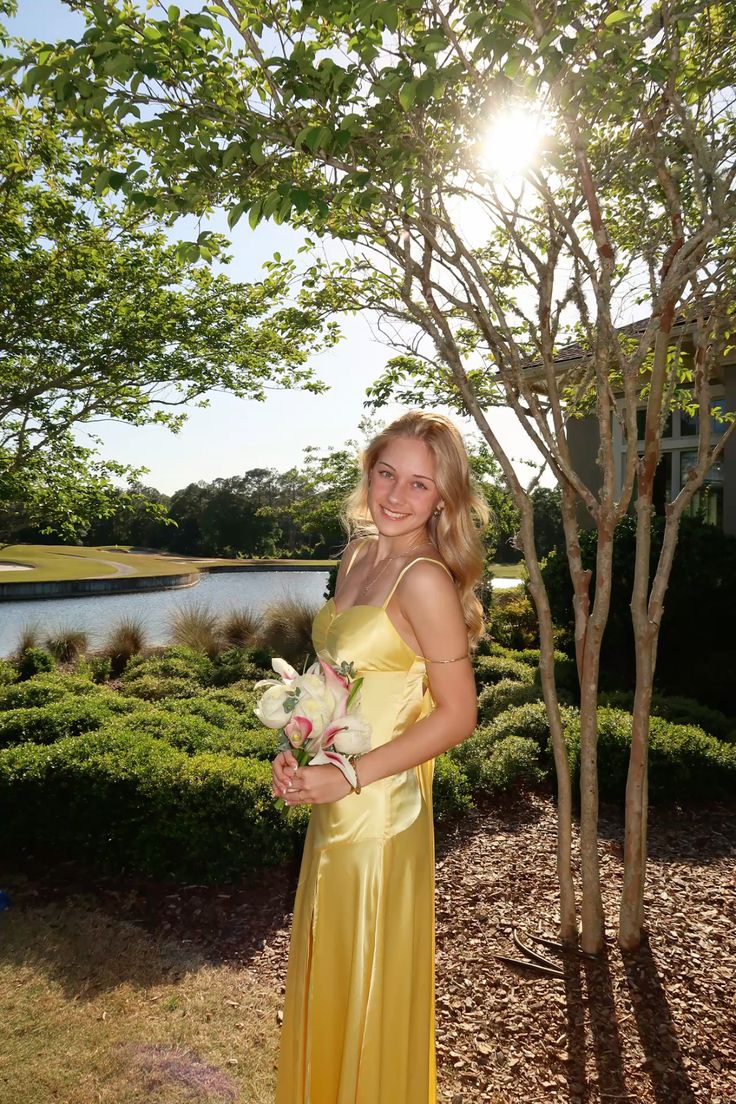 Elegantes Meerjungfrauen-Kleid mit Spaghettiträgern aus gelbem Satin und Schlitz für Damen – langes, formelles Abendkleid, Ballkleid oder Outfit zum 22. Geburtstag AB1419