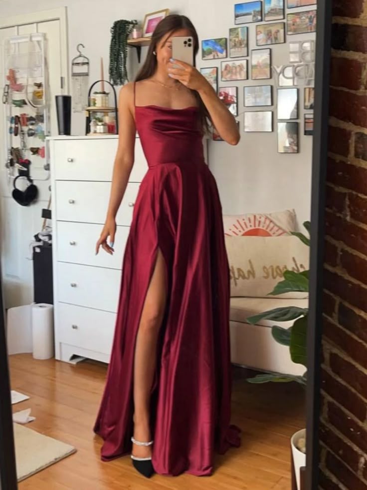 Robe de bal longue en satin bordeaux, coupe trapèze simple, fente haute - Inspiration robe de soirée AB704