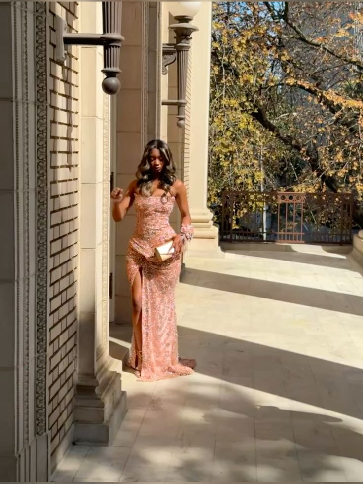 Robe de bal longue rose sirène sexy sans bretelles avec fente et corsage orné de perles N635