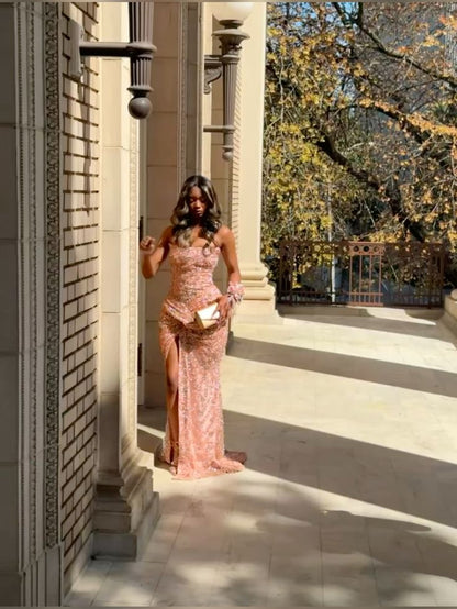 Robe de bal longue rose sirène sexy sans bretelles avec fente et corsage orné de perles N635