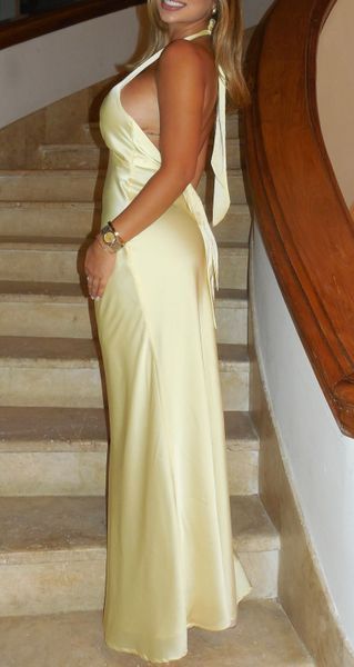 Robe de soirée élégante sirène en satin de soie jaune, col en V, coupe cintrée, longue et sophistiquée, idéale pour un bal de promo ou un dîner chic (AB2057)