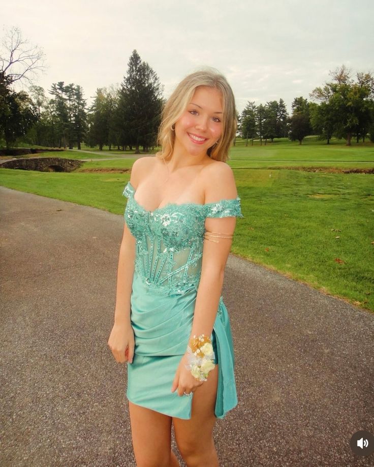 Sexy Sheath Off The Shoulder Green Satin Short Homecoming Dresses Senior High School For Teens Ideas Inspo Short Hoco Court Gowns RB7294