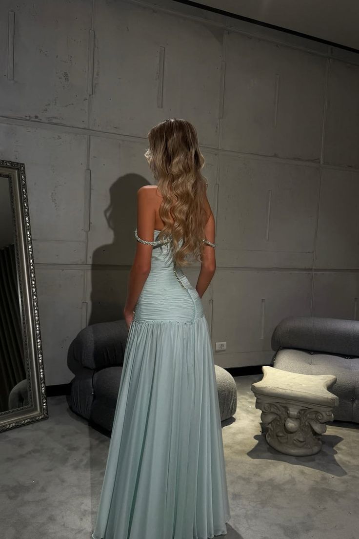 Robe de bal romantique sans manches en mousseline à épaules dénudées, ornée de perles et de plis, idéale pour la remise des diplômes (N898)