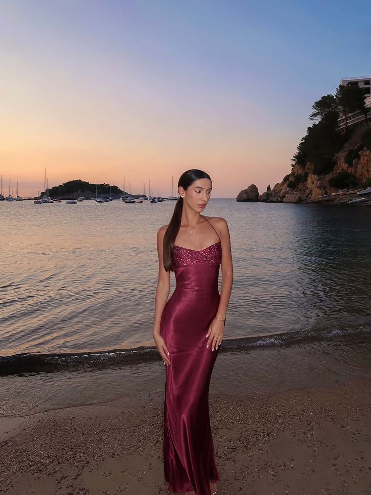 Sexy Meerjungfrauen-Neckholderkleid in Burgunderrot mit Perlenstickerei – Inspirierendes langes Abendkleid für festliche Anlässe AB1745