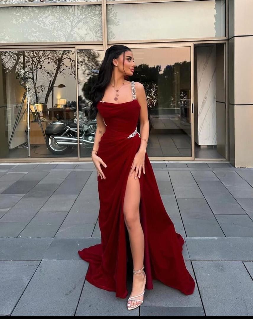 Sexy Meerjungfrauen-Trägerkleid aus rotem Satin mit Schlitz und Perlen – langes, formelles Abendkleid für Damen, ideal für Partys, Abschlussbälle und den 21. Geburtstag (AB1314)