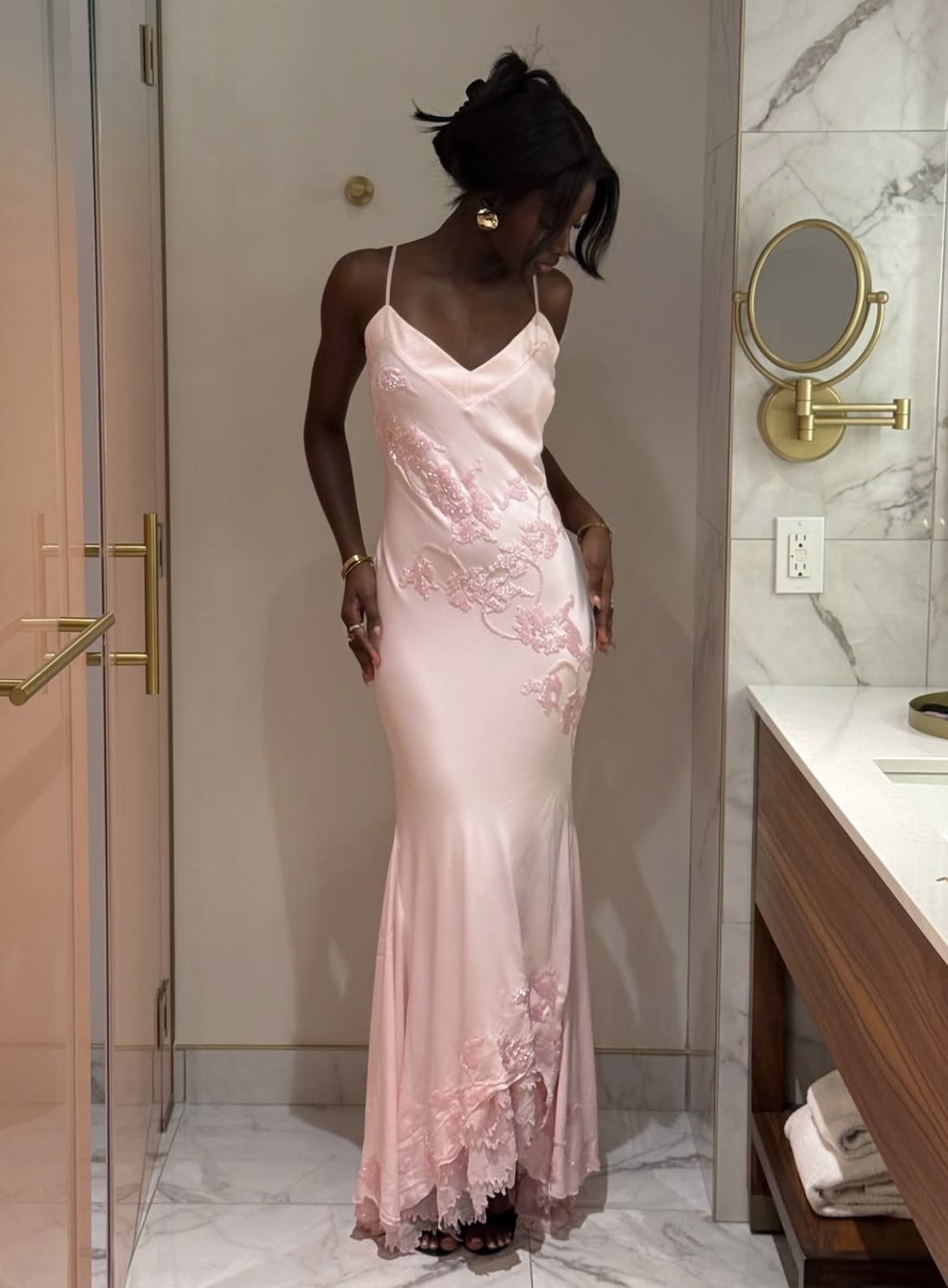 Robe de soirée sirène à fines bretelles en satin rose, style modeste, idéale pour les bals de fin d'année des adolescentes (N1138)