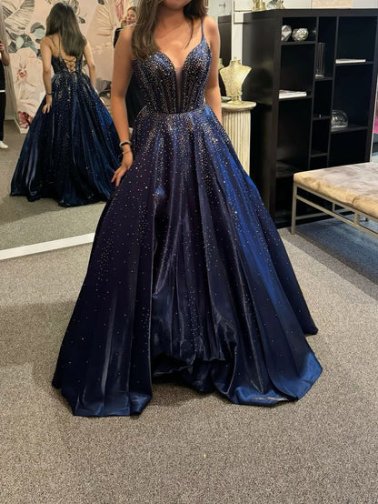 Elegantes, rückenfreies, langes Party- und Ballkleid in A-Linie aus marineblauem Satin mit Spaghettiträgern und Perlenstickerei (AB1611)