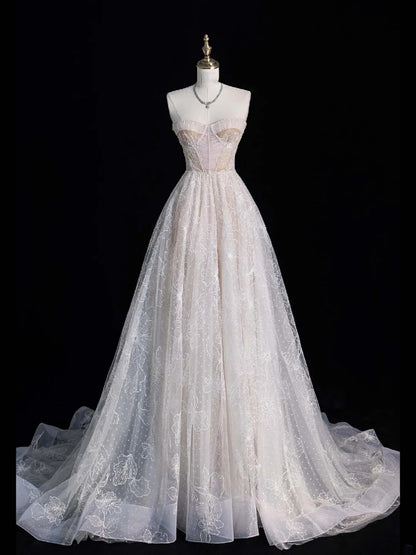 Robe de mariée longue blanche en dentelle, coupe trapèze intemporelle, décolleté cœur, style bohème féérique N551